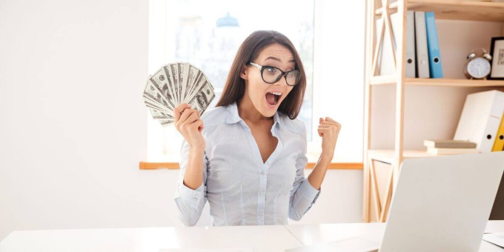 A happy woman making money with affiliate marketing